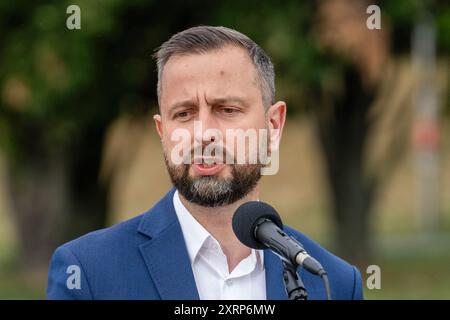 Varsavia, Polonia. 11 agosto 2024. Wladyslaw Kosiniak-Kamysz Ministro della difesa Nazionale parla durante una conferenza stampa. Il ministro della difesa nazionale della Repubblica di Polonia Wladyslaw Kosiniak-Kamysz ha tenuto una conferenza stampa dopo le prove della prossima parata militare, alla quale parteciperanno oltre 2.500 soldati di tutti i rami delle forze armate polacche. Credito: SOPA Images Limited/Alamy Live News Foto Stock