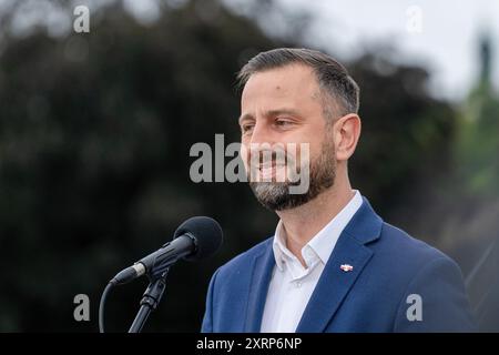 Varsavia, Polonia. 11 agosto 2024. Wladyslaw Kosiniak-Kamysz Ministro della difesa Nazionale parla durante una conferenza stampa. Il ministro della difesa nazionale della Repubblica di Polonia Wladyslaw Kosiniak-Kamysz ha tenuto una conferenza stampa dopo le prove della prossima parata militare, alla quale parteciperanno oltre 2.500 soldati di tutti i rami delle forze armate polacche. Credito: SOPA Images Limited/Alamy Live News Foto Stock