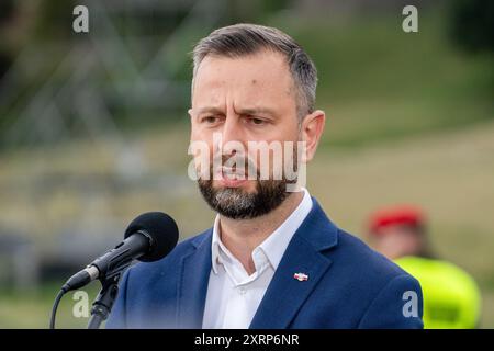 Varsavia, Polonia. 11 agosto 2024. Wladyslaw Kosiniak-Kamysz Ministro della difesa Nazionale parla durante una conferenza stampa. Il ministro della difesa nazionale della Repubblica di Polonia Wladyslaw Kosiniak-Kamysz ha tenuto una conferenza stampa dopo le prove della prossima parata militare, alla quale parteciperanno oltre 2.500 soldati di tutti i rami delle forze armate polacche. Credito: SOPA Images Limited/Alamy Live News Foto Stock