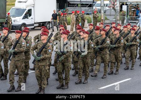 I soldati della 6th Pomeranian Airborne Brigade marciano con i fucili mentre prendono parte ad una prova prima della giornata Nazionale dell'Esercito che si svolge ogni anno il 15 agosto. Il ministro della difesa nazionale della Repubblica di Polonia Wladyslaw Kosiniak-Kamysz ha tenuto una conferenza stampa dopo le prove della prossima parata militare, alla quale parteciperanno oltre 2.500 soldati di tutti i rami delle forze armate polacche. All'evento parteciperanno 86 ufficiali di mandato e quasi 100 soldati delle forze alleate, tra cui rappresentanti degli Stati Uniti, della Gran Bretagna e della Romania, oltre che de Foto Stock