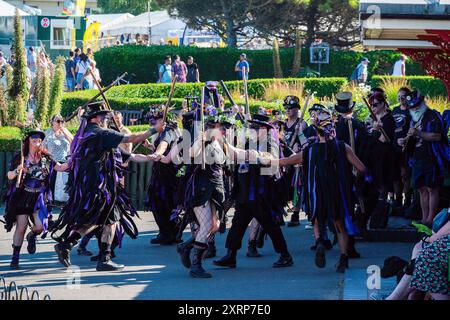 Broadstairs, Regno Unito. 11 agosto 2024. Il gruppo Black Swan Border Morris si esibisce a Broadstairs. La Broadstairs Folk Week è un festival organizzato in modo indipendente. È iniziato nel 1965 per celebrare la danza popolare inglese. Nel corso degli anni concerti, laboratori e sfilate si sono aggiunti al programma. Credito: SOPA Images Limited/Alamy Live News Foto Stock