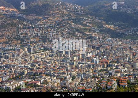 Die Stadt Alanya Türkei im Sommer Das Zentrum der Stadt Alanya ist aufgrund der flächenmäßigen Begrenzung durch das Meer auf der einen und das steil ansteigende Taurusgebirge auf der anderen Seite sehr eng bebaut. Alanya Antalya Türkei *** la città di Alanya Turchia in estate il centro della città di Alanya è molto densamente costruito a causa della limitazione della zona dal mare da un lato e delle ripide montagne del Tauro sull'altro Alanya Antalya Turchia 2024-08-09 tuerkei alanya 05 Foto Stock