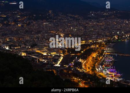 Der Hafen von Alanya Türkei am Abend die Lichter im Hafen von Alanya Türkei leuchten am Abend. Alanya Antalya Türkei *** il porto di Alanya Turchia in serata le luci del porto di Alanya Turchia brillano in serata Alanya Antalya Turchia 2024-08-10 tuerkei alanya 04 Foto Stock