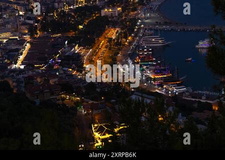 Der Hafen von Alanya Türkei am Abend die Lichter im Hafen von Alanya Türkei leuchten am Abend. Alanya Antalya Türkei *** il porto di Alanya Turchia in serata le luci del porto di Alanya Turchia brillano in serata Alanya Antalya Turchia 2024-08-10 tuerkei alanya 05 Foto Stock