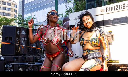 Edmonton, Canada. 10 agosto 2024. I partecipanti fanno un giro in barca durante la 40a Cariwest Parade nel centro di Edmonton. Cariwest, la più grande festa caraibica del Canada occidentale, ha dato il via al suo 40° anniversario in vero stile isolano con una sfilata di musica e danze a colori di Mas Band, con oltre 25000 fiancheggiate per le strade. Era una festa per grandi e piccini nelle strade del centro di Edmonton. (Foto di Ron Palmer/SOPA Images/Sipa USA) credito: SIPA USA/Alamy Live News Foto Stock