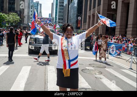 New York, Stati Uniti. 11 agosto 2024. NEW YORK, NEW YORK - 11 AGOSTO: Il presidente del Bronx Borough Vanessa L. Gibson marcia sulla 6th Avenue alla Dominican Day Parade sulla 6th Avenue l'11 agosto 2024 a New York. La National Dominican Day Parade ha celebrato 42 anni di marcia sulla Sixth Avenue a Manhattan. La sfilata celebra la cultura, il folklore e le tradizioni dominicane. Crediti: Ron Adar/Alamy Live News Foto Stock