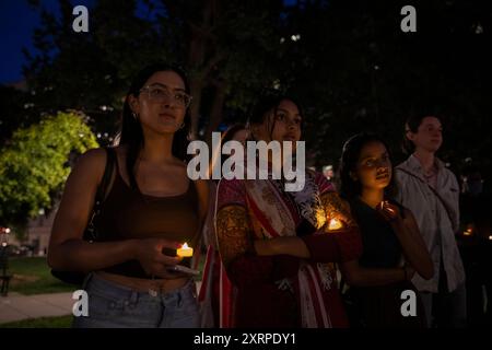 I lori stanno tenendo a lume di candela mentre la comunità bengalese sta facendo una veglia a lume di candela l'11 agosto 2024, a McPherson Square, Washington DC, USA, per rendere omaggio agli studenti martirizzati, che stanno morendo nel movimento delle quote in Bangladesh. Dopo le uccisioni di massa da parte delle forze dell'ordine, il movimento delle quote si è trasformato in una protesta anti-governativa che ha portato a una rivolta che ha posto fine al governo autoritario quindicenne dello sceicco Hasina. Il premio Nobel Muhammad Yunus e il suo nuovo governo ad interim sono partiti il 9 agosto. Crediti: Aashish Kiphayet/Alamy Live News Foto Stock