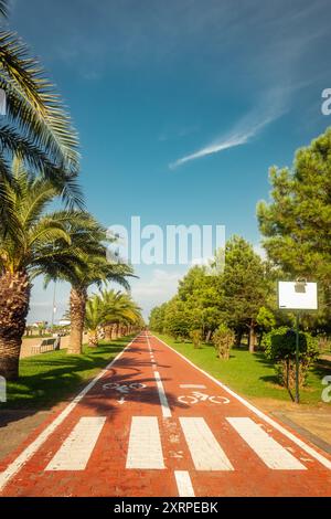 Bella strada ciclabile nella turistica Butumi in Georgia Foto Stock