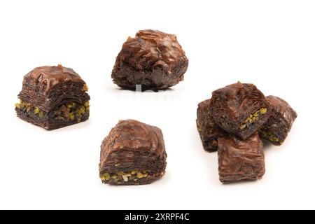Baklava al cioccolato turco isolata su sfondo bianco. Foto Stock