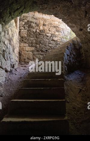 Le rovine collinari di una roccaforte dell'XI secolo, château de Hohenurach, Burgruine Hohenurach, fortezza in cima a una collina a Bad Urach, castello nel Baden-Wür Foto Stock