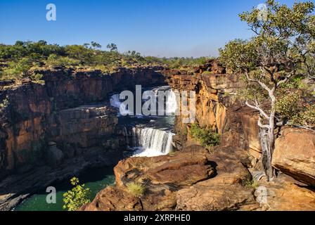 Cascate superiori di Mitchell Falls, che scorrono giù su rocce di arenaria nel Kimberleys, Australia Occidentale Foto Stock