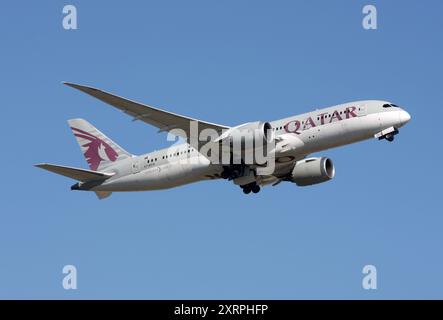 Un Boeing 787-8 Dreamliner della Qatar Airways parte dall'aeroporto di Londra Gatwick Foto Stock