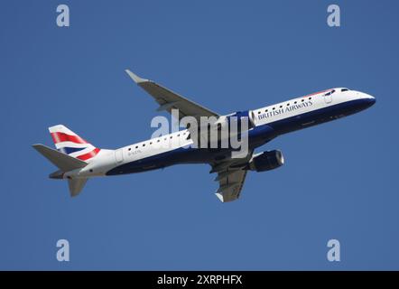 Un Embraer 190-100SR della British Airways Cityflyer parte dall'aeroporto di Gatwick Foto Stock