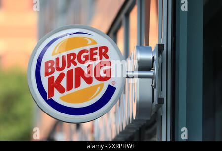 Foto del file datata 10/06/18 di un cartello del negozio per Burger King a Leeds. Burger King UK ha dichiarato di aver assistito a vendite "resilienti" nel primo semestre del 2024, continuando a beneficiare dell'espansione in tutto il Regno Unito. Data di pubblicazione: Lunedì 12 agosto 2024. Foto Stock