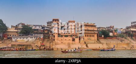 Panorama del Meer Ghat sul fiume Gange a Varanasi, India Foto Stock