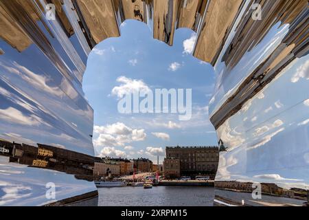 Scultura ad arco simile a una gabbia dell'artista ai Weiwei del 2017. La scultura si trova di fronte al Museo Nazionale di Stoccolma. Svezia. Foto Stock