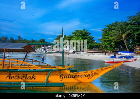 Barche tradizionali ormeggiate sulla spiaggia di Logon, sull'isola di Malapascua, Cebu, Filippine, la spiaggia più famosa di Malapascua è Bounty Beach, a sud di Th Foto Stock