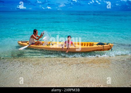 Kayak sulla spiaggia nelle Filippine Kalanggaman Island, Malapascua, Cebu, Filippine Foto Stock