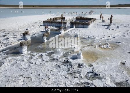 I vecchi bagni fatiscenti sul lago Elton. Regione di Volgograd, Russia Foto Stock