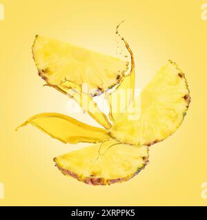 Spremute e fette di ananas in aria su sfondo giallo Foto Stock