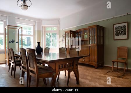 Sala da pranzo con lampada da soffitto e mobili a Haus Hohe Pappeln, l'ex casa dell'architetto e designer belga Henry van de Velde Foto Stock