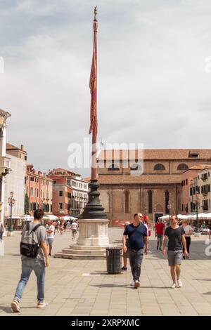 Venezia, Italia - 06.16.2022: Veduta di una delle strade pedonali Foto Stock