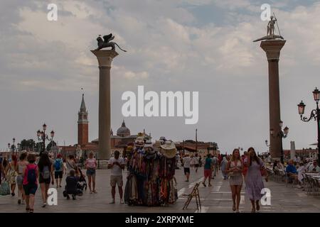 Venezia, Italia - 06.15.2022: Vista di una delle strade pedonali di Venezia in serata Foto Stock