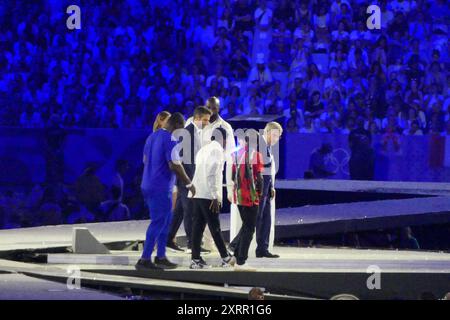 Stade de France, 93200 St Denis, Francia, 11 agosto 2024. Con il presidente francese Emmanuel Macron e Thomas Bach, presidente del Comitato Olimpico Internazionale e presidente del Comitato Organizzatore Olimpico di Parigi 2024 Tony Estanguet, la bandiera olimpica è passata dal sindaco di Parigi Ann Hidalgo al sindaco di Los Angeles Karen Bass, che momentaneamente passa la bandiera alla stella olimpica Simone Biles -- un rituale olimpico che indica l'apice delle cerimonie di chiusura olimpiche e il sipario per le Olimpiadi di Parigi del 2024. Crediti: ©Julia Mineeva/EGBN TV News/Alamy Live News Foto Stock