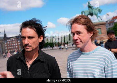 Copenaghen, Danimarca. 12 agosto 2024. Joseph Duplantier della band heavy metal francese Gojira e il cantante Jonas Bjerre della band danese Mew durante una manifestazione di sostegno all'attivista ambientale Paul Watson al Christiansborg Slotsplads di Copenaghen, lunedì 12 agosto 2024. La dimostrazione è organizzata da Alternativet. Paul Watson è imprigionato a Nuuk, in Groenlandia. Il Giappone ha chiesto l'estradazione di Paul Watson. (Foto: Emil Helms/Scanpix 2024) credito: Ritzau/Alamy Live News Foto Stock