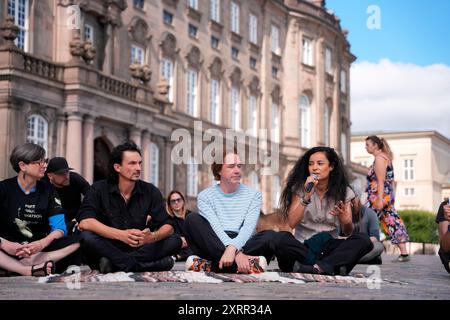 Copenaghen, Danimarca. 12 agosto 2024. Joseph Duplantier della band heavy metal francese Gojira e il cantante Jonas Bjerre della band danese Mew durante la manifestazione di sostegno all'attivista ambientale Paul Watson a Christiansborg Slotsplads a Copenaghen, lunedì 12 agosto 2024. La dimostrazione è organizzata da Alternativet. Paul Watson è imprigionato a Nuuk, in Groenlandia. Il Giappone ha chiesto l'estradazione di Paul Watson. (Foto: Emil Helms/Scanpix 2024) credito: Ritzau/Alamy Live News Foto Stock