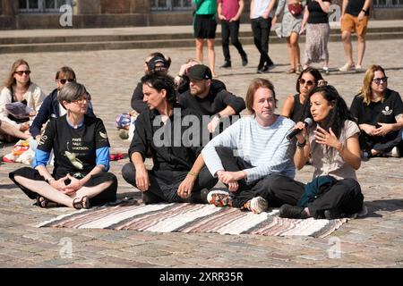 Copenaghen, Danimarca. 12 agosto 2024. Joseph Duplantier della band heavy metal francese Gojira e il cantante Jonas Bjerre della band danese Mew durante una manifestazione di sostegno all'attivista ambientale Paul Watson al Christiansborg Slotsplads di Copenaghen, lunedì 12 agosto 2024. La dimostrazione è organizzata da Alternativet. Paul Watson è imprigionato a Nuuk, in Groenlandia. Il Giappone ha chiesto l'estradazione di Paul Watson. (Foto: Emil Helms/Scanpix 2024) credito: Ritzau/Alamy Live News Foto Stock