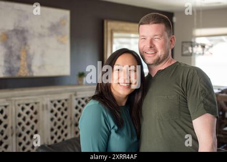 Sorridendo guardando il lato di casa Foto Stock