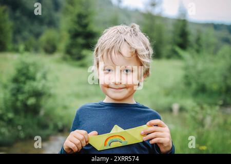 Un bambino felice nel mondo felice Foto Stock