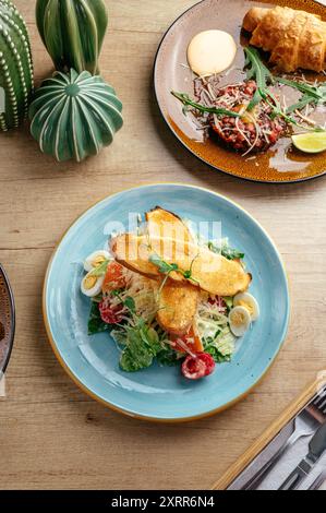 Caesar Salad con salmone. menu del ristorante Foto Stock