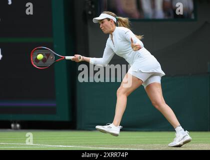 Tennista croata donna Vekic in azione ai Campionati di Wimbledon 2024, Londra, Inghilterra. Foto Stock