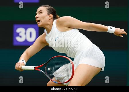 La tennista romaniana Elena-Gabriela Ruse in azione ai Campionati di Wimbledon 2024, Londra, Inghilterra. Foto Stock