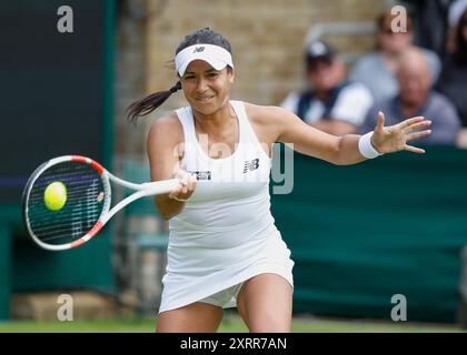 La tennista britannica Heather Watson in azione ai Campionati di Wimbledon 2024, Londra, Inghilterra. Foto Stock