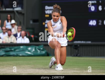 Il tennista italiano Jasmine Paolini in azione ai Campionati di Wimbledon 2024, Londra, Inghilterra. Foto Stock