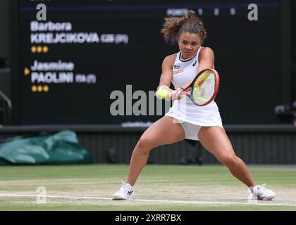 Il tennista italiano Jasmine Paolini in azione ai Campionati di Wimbledon 2024, Londra, Inghilterra. Foto Stock