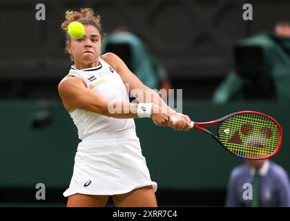 Il tennista italiano Jasmine Paolini in azione ai Campionati di Wimbledon 2024, Londra, Inghilterra. Foto Stock