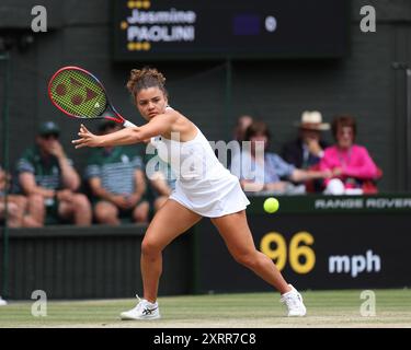 Il tennista italiano Jasmine Paolini in azione ai Campionati di Wimbledon 2024, Londra, Inghilterra. Foto Stock