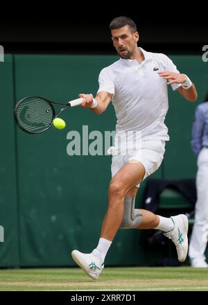 Il tennista serbo Novak Djokovic in azione ai Campionati di Wimbledon 2024, Londra, Inghilterra. Foto Stock