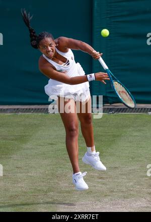 Il tennista STATUNITENSE Robin Montgomery in azione ai campionati di Wimbledon 2024, Londra, Inghilterra. Foto Stock