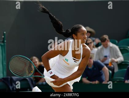 Il tennista STATUNITENSE Robin Montgomery in azione ai campionati di Wimbledon 2024, Londra, Inghilterra. Foto Stock