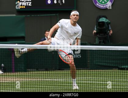 Il tennista STATUNITENSE Taylor Fritz in azione ai Campionati di Wimbledon 2024, Londra, Inghilterra. Foto Stock