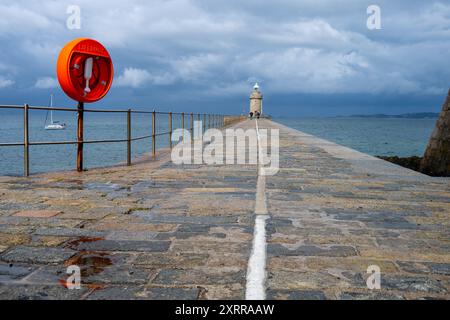 Castle Breakwater and Lighthouse, St Peter Port, Guernsey, Channel Islands, Regno Unito Foto Stock