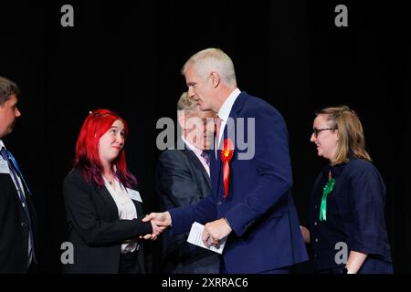 Alistair (al) Carns, (centro nella foto) deputato laburista che ha vinto il seggio di Birmingham Selly Oak alle elezioni generali del 2024. Ex Royal Marine ha servito nella guerra in Afghanistan ed è stato menzionato nei dispacci 'in riconoscimento dei servizi valorosi e illustri in Afghanistan durante il periodo dal 1 ottobre 2006 al 31 marzo 2007. Foto Stock