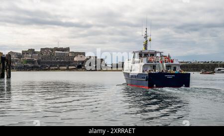 Traghetto dal porto di San Pietro a Guernsey per Sark Island, Channel Islands, Regno Unito Foto Stock