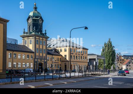 L'iconica Holmen Tower dal 1750 nel paesaggio industriale in una serata estiva. Norrköping è una storica città industriale della Svezia. Foto Stock
