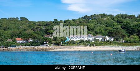 Vista del White House Hotel su Herm Island dal traghetto, Isole del Canale, Regno Unito Foto Stock